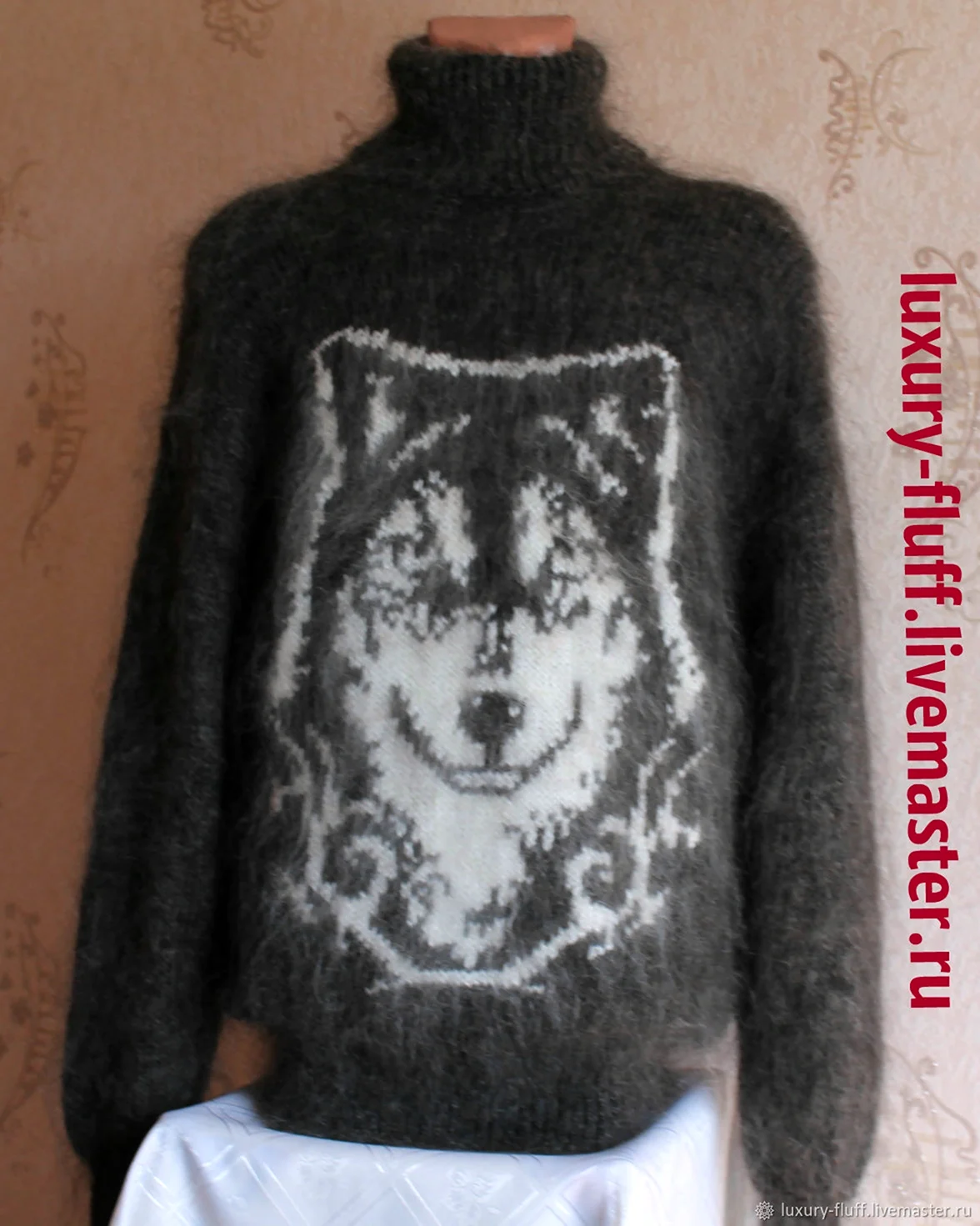 Вязаный свитер с волком