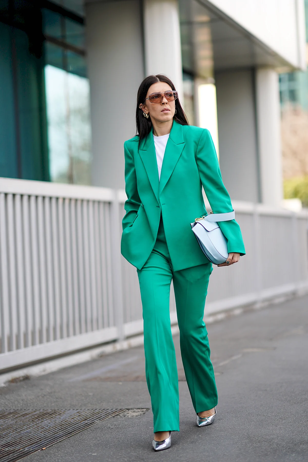 Зеленый брючный костюм женский 2022