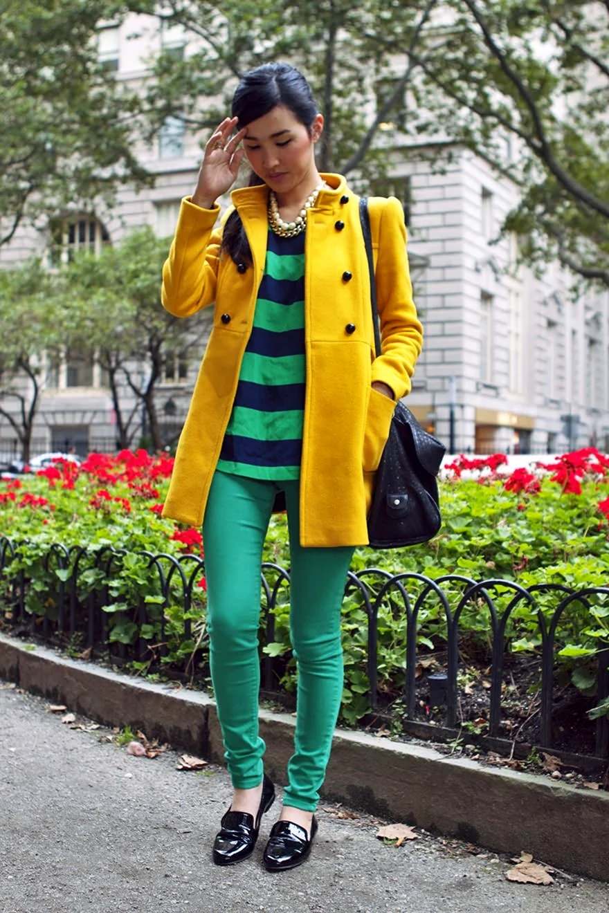 Желтый пиджак с зелеными брюками