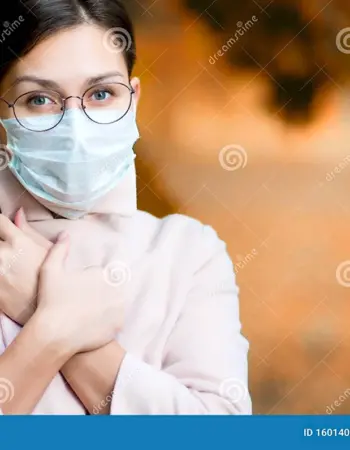 Женщина в медицинской маске и очках