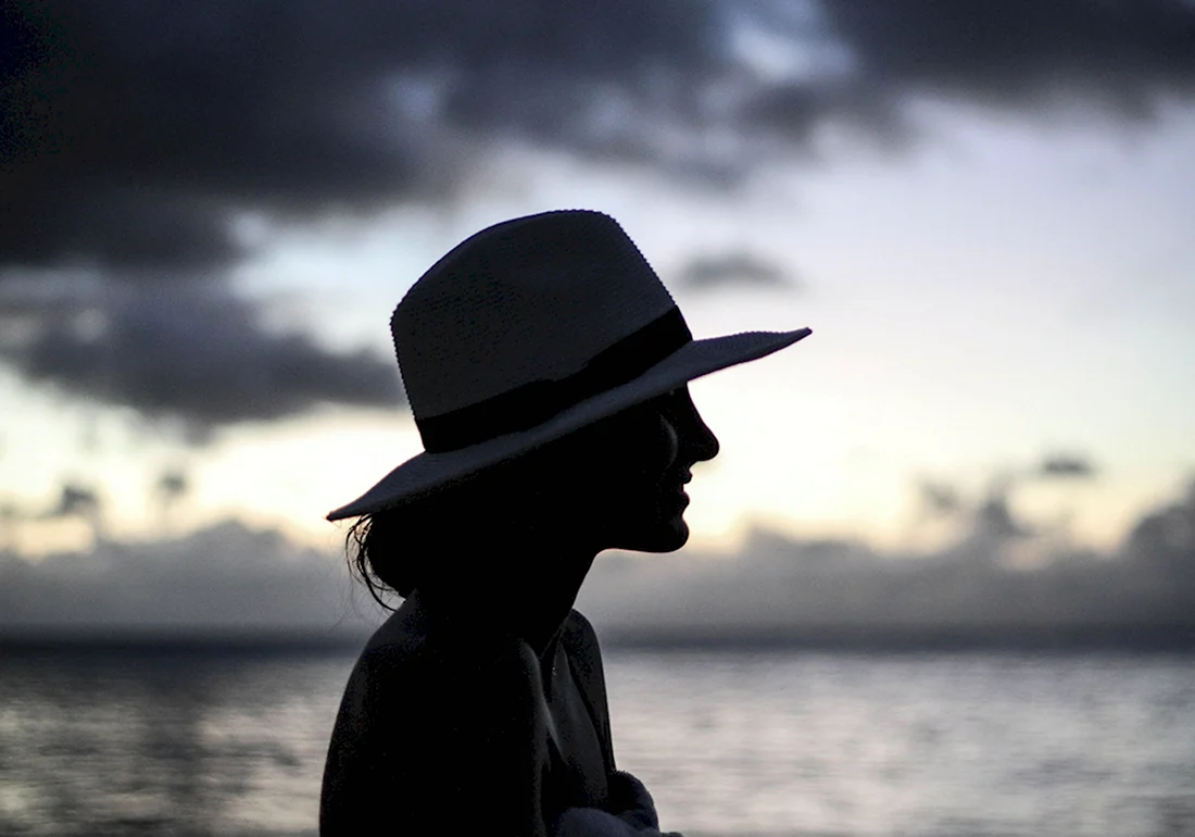 Женщина в шляпе на море