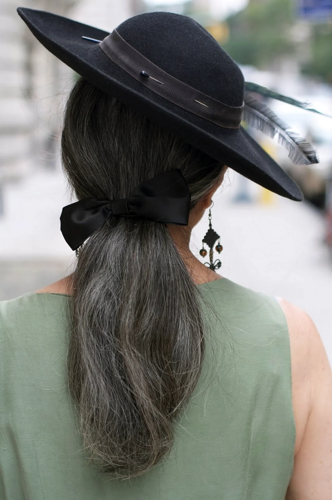 Женщина в шляпе со спины