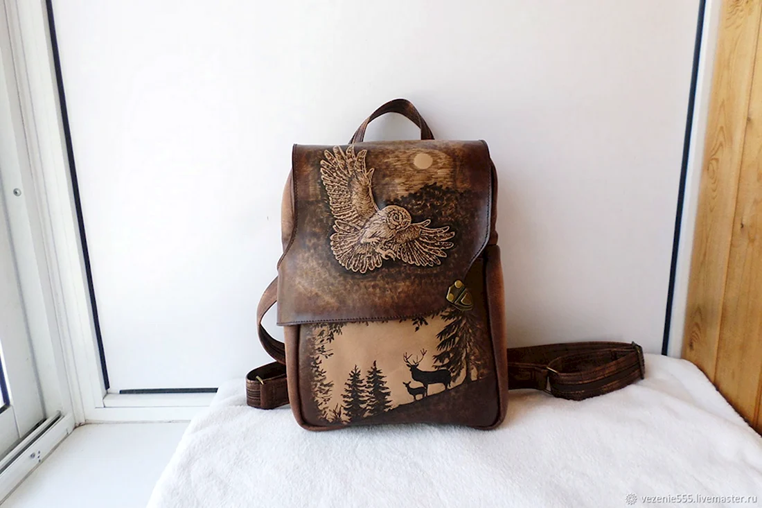 Женская кожаная рюкзак с гравировкой