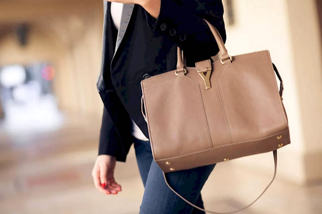 Женская сумочка в руке