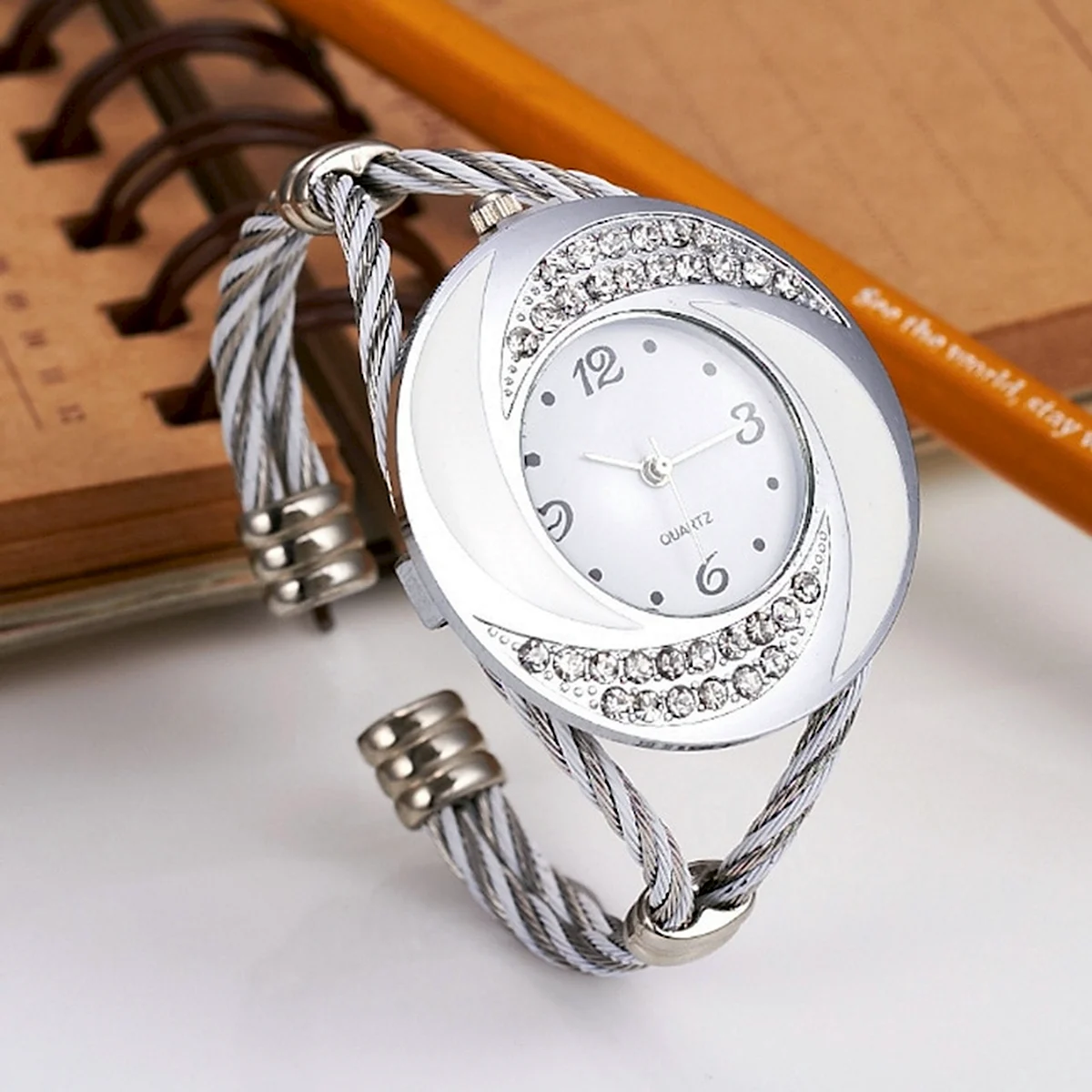 Женские часы с необычным браслетом