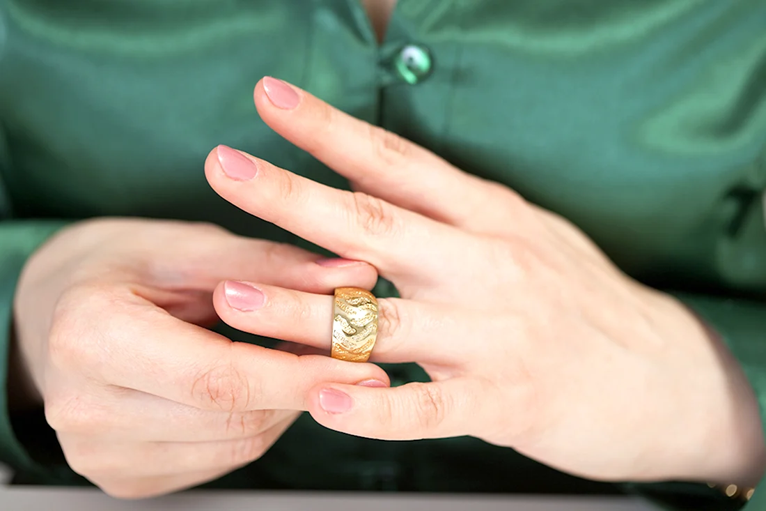 Женские печатки из золота на пальце