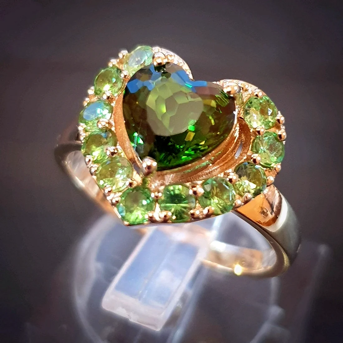 Золотое кольцо с зеленым турмалином