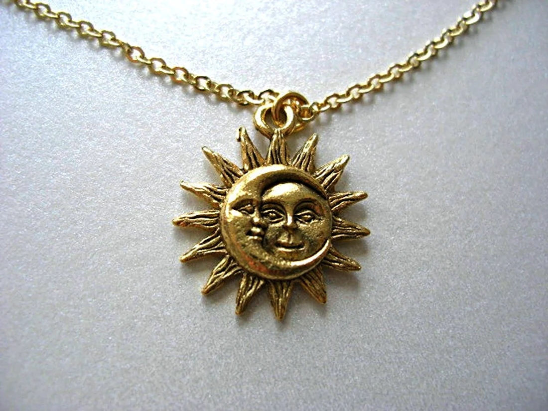 Золотой медальон Луна и солнце