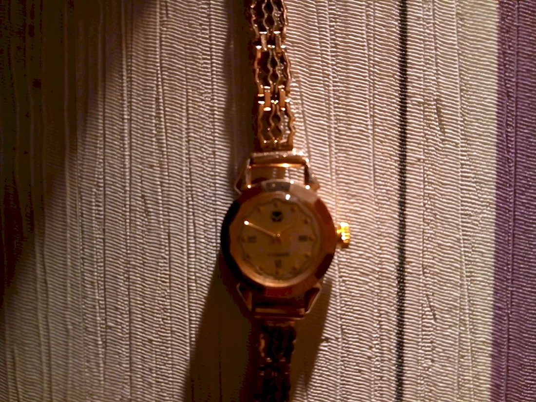 Золотые часы Чайка 17 камней СССР цена женские