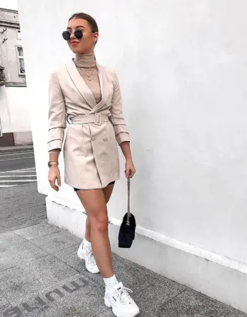 Платье пиджак с кроссовками